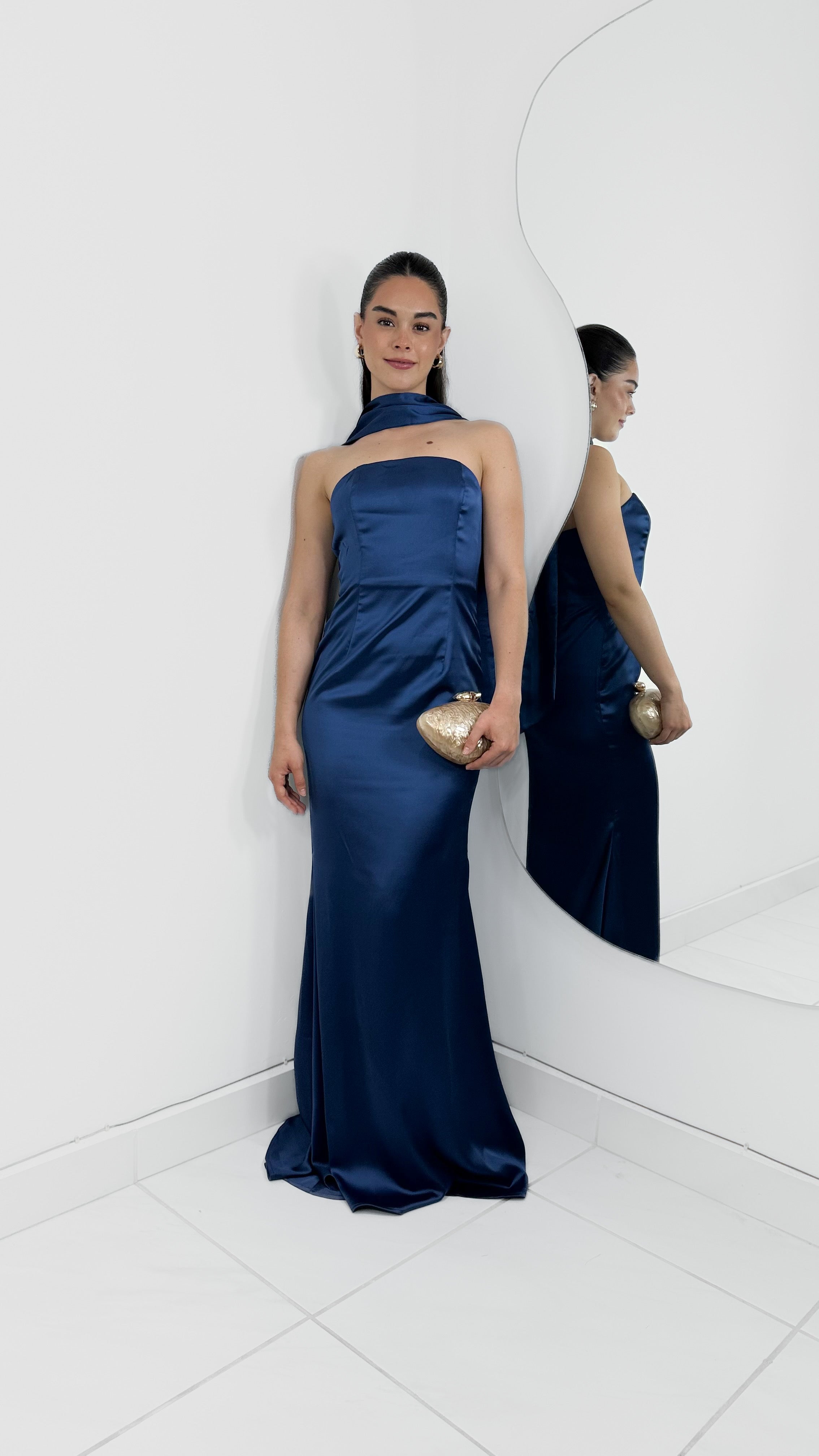 VESTIDO LARGO DE NOCHE SATINADO DETALLE CUELLO NAVY