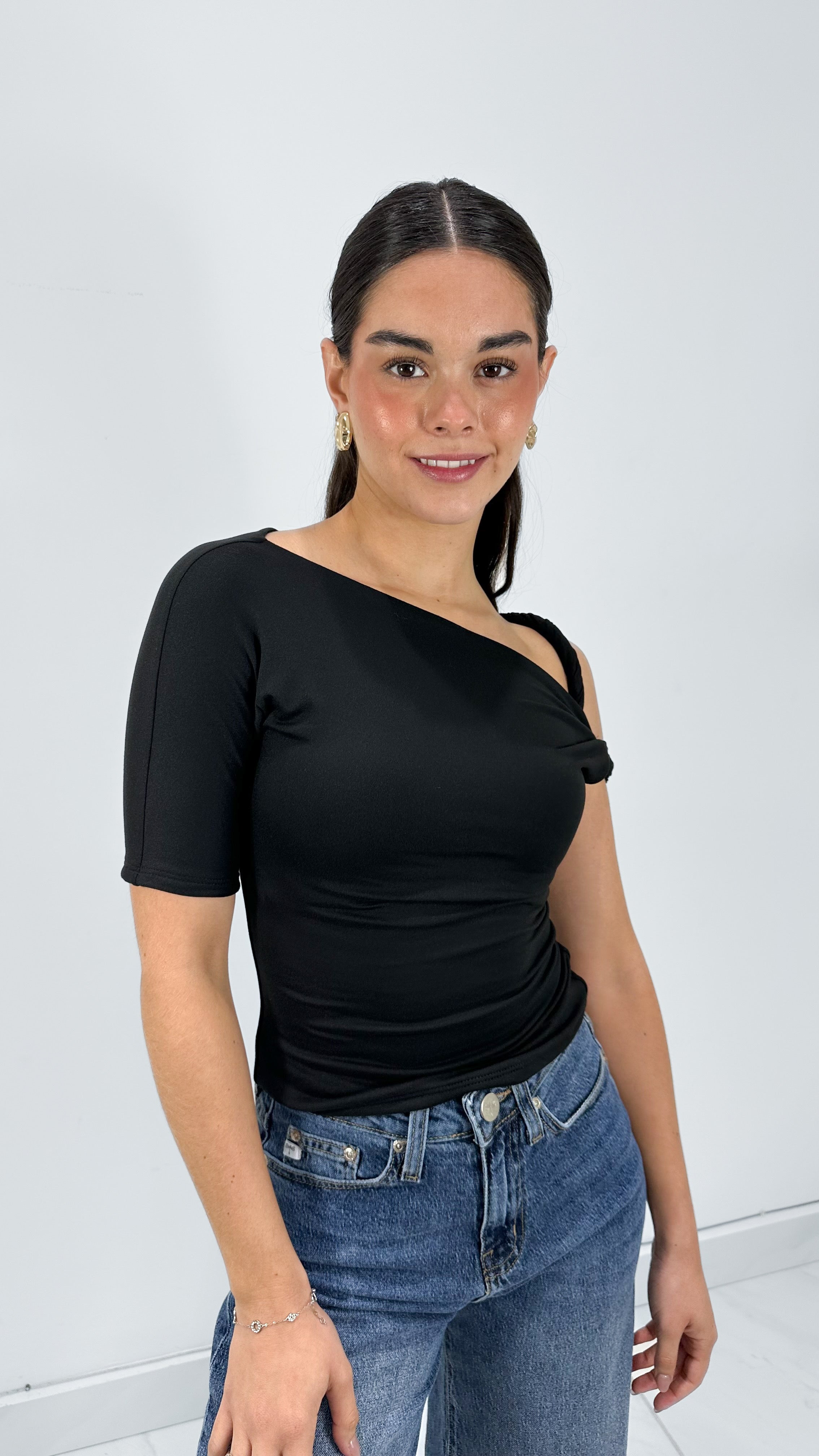 BLUSA DOBLE TELA UN HOMBRO TORCIDO BLACK