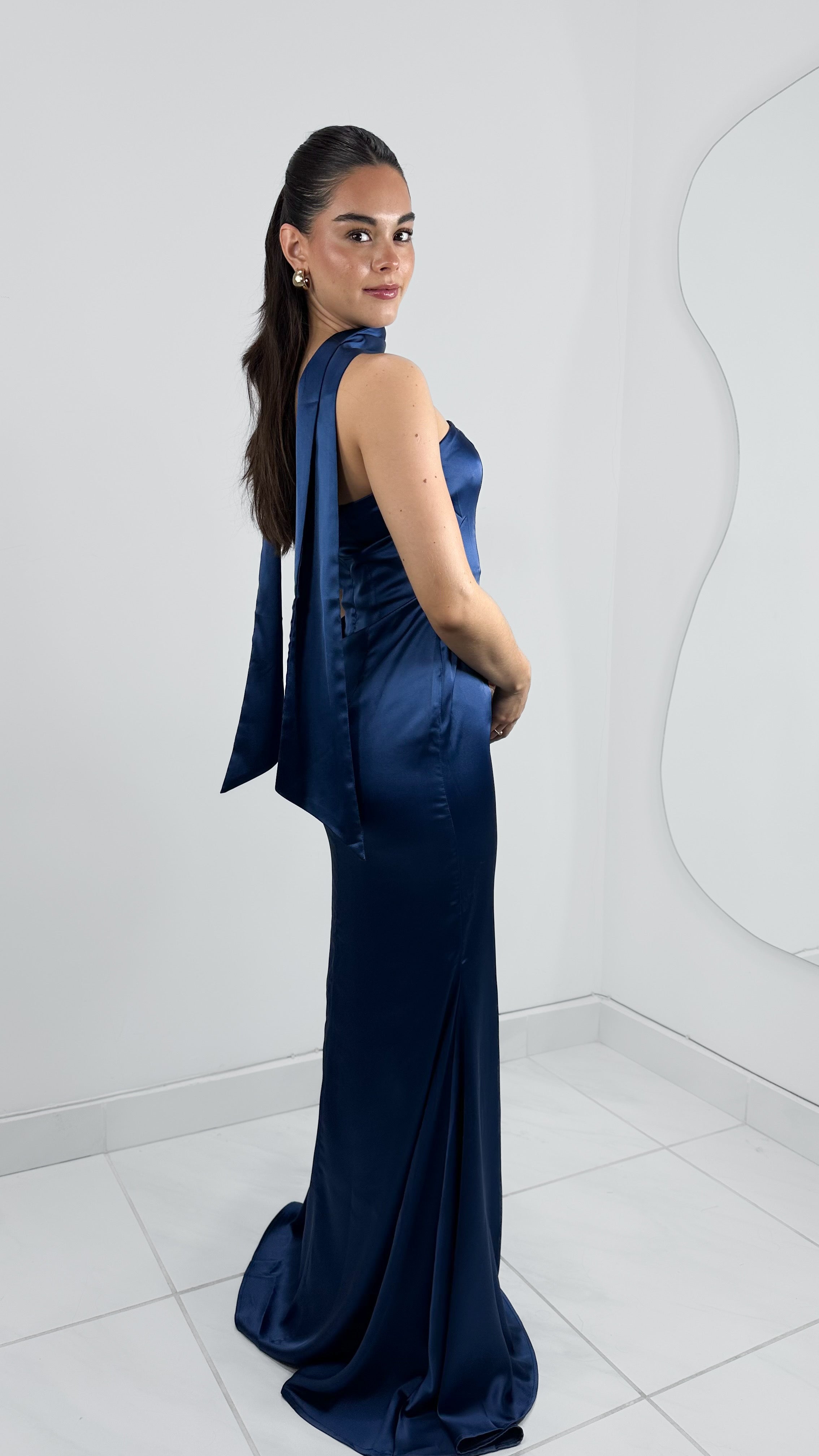 VESTIDO LARGO DE NOCHE SATINADO DETALLE CUELLO NAVY