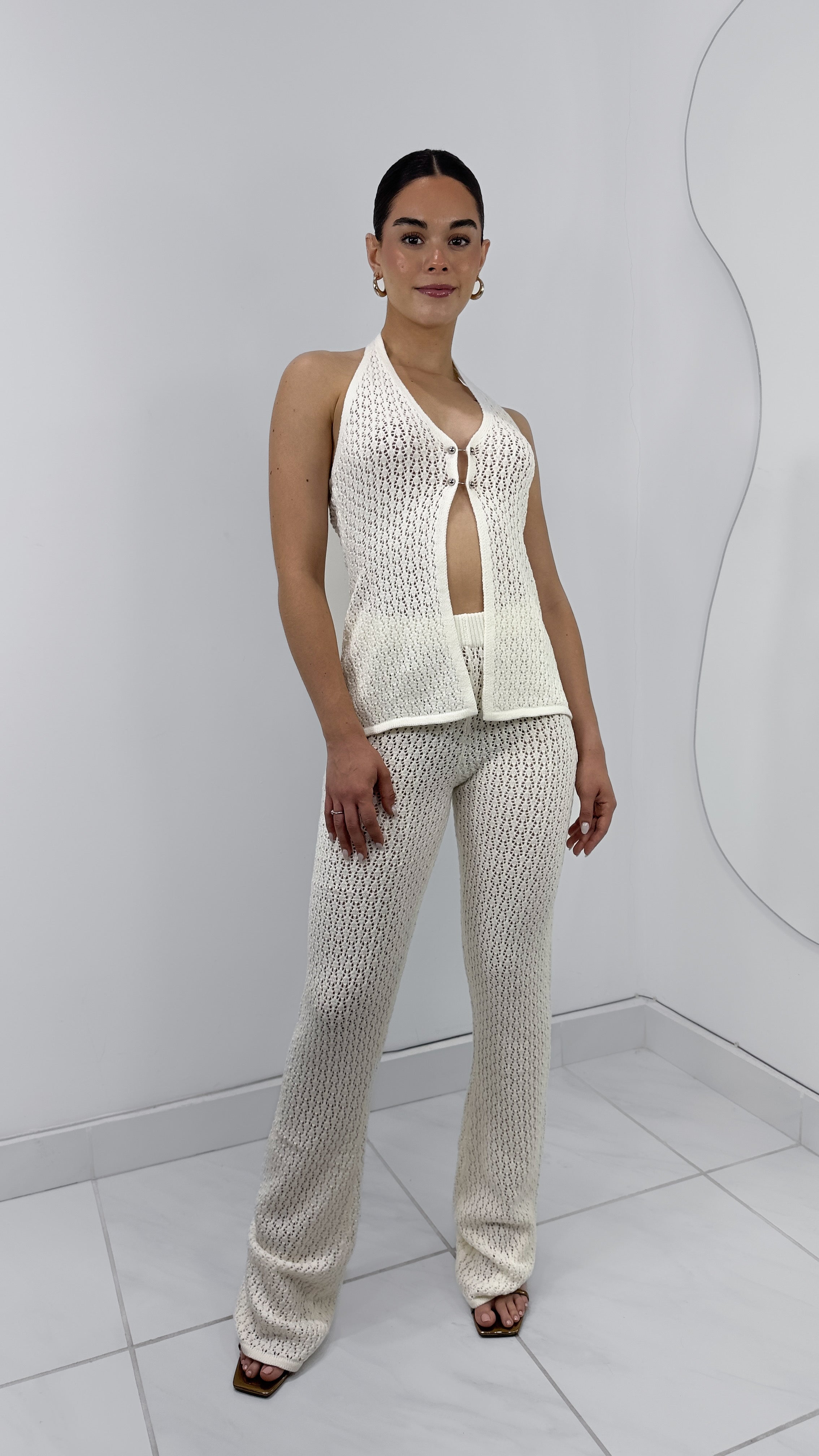 CONJUNTO CROCHET BLUSA HALTER Y PANTALÓN PLAYERO IVORY CON DETALLES PLATEADOS