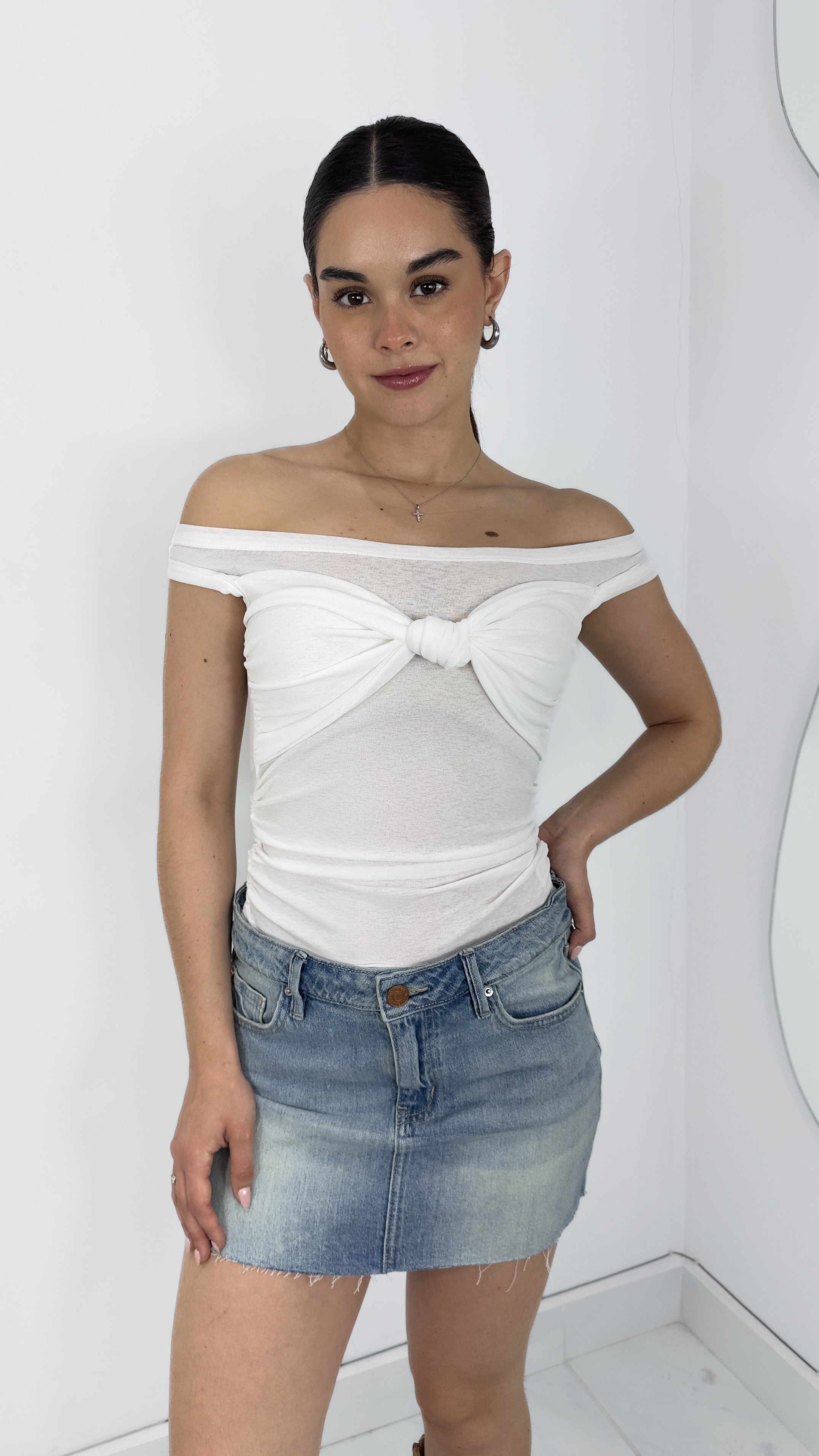 BLUSA SIN HOMBROS DRAPEADA SEMI TRANSPARENTE BLANCA