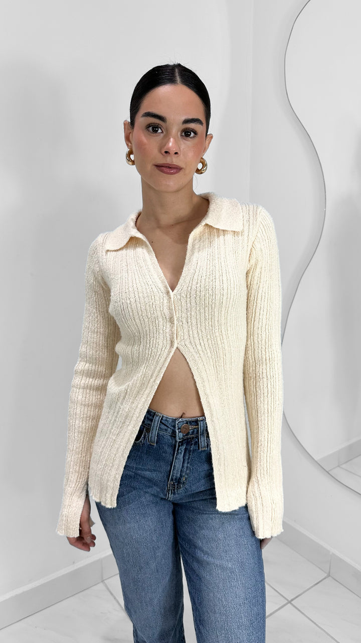 SUÉTER MANGA LARGA CON ABERTURA EN MEDIO CREMA