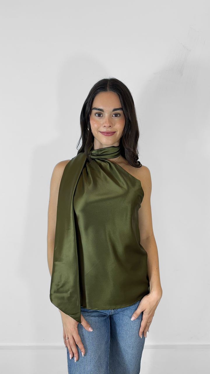 BLUSA SATINADA CON BUFANDA VERDE OLIVO