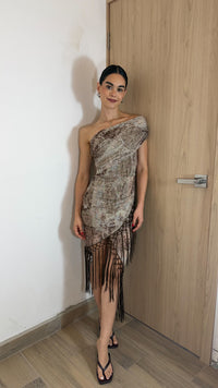 VESTIDO OFF SHOULDER CON ESTAMPADO Y FLECOS