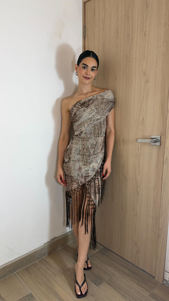 VESTIDO OFF SHOULDER CON ESTAMPADO Y FLECOS