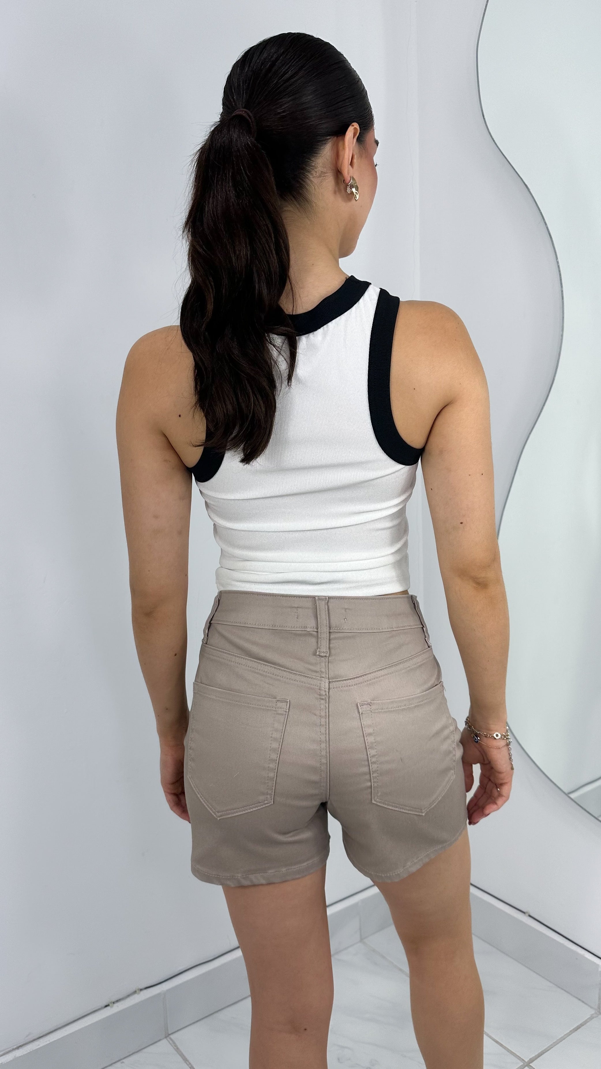 SHORT TIRO ALTO STRETCH MOCHA