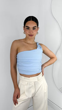 BLUSA DRAPEADA UN HOMBRO BABY BLUE