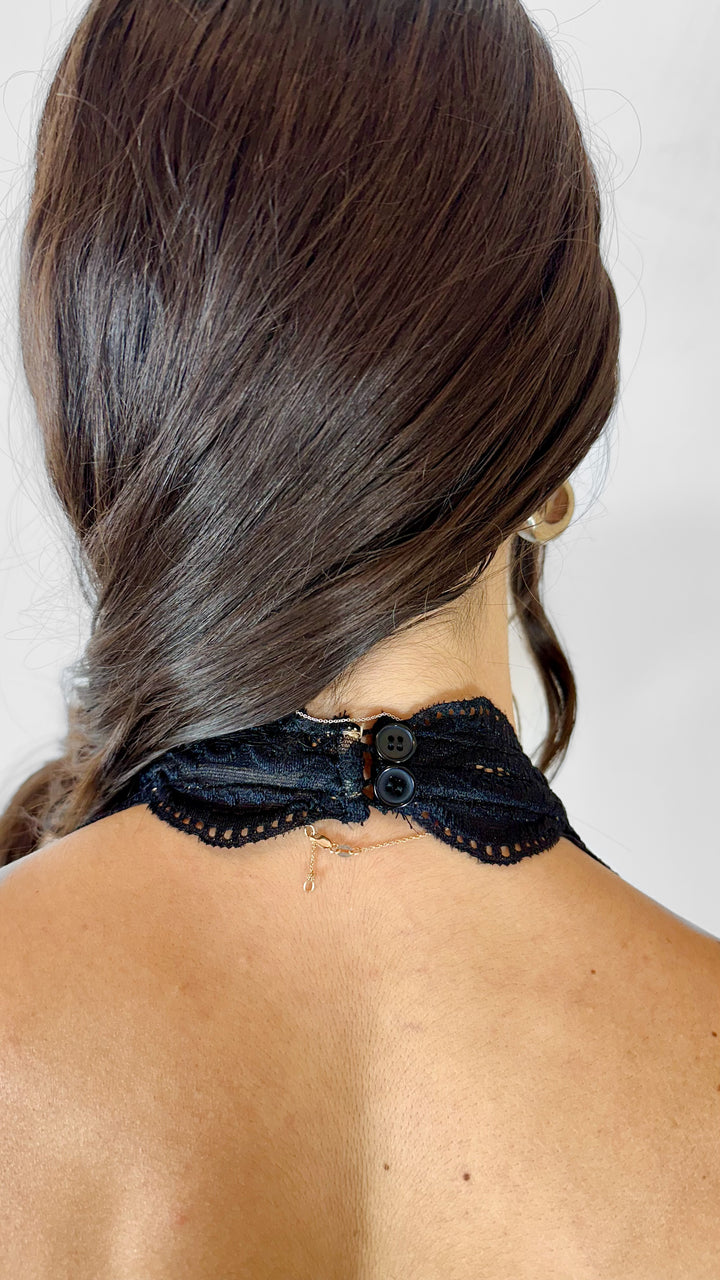 TOP HALTER ENCAJE NEGRO