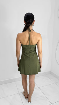 VESTIDO CORTO SATINADO OLIVO CON CUENTAS EN CUELLO
