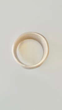 PULSERA BANGLE DE ACRILICO BLANCO HUESO