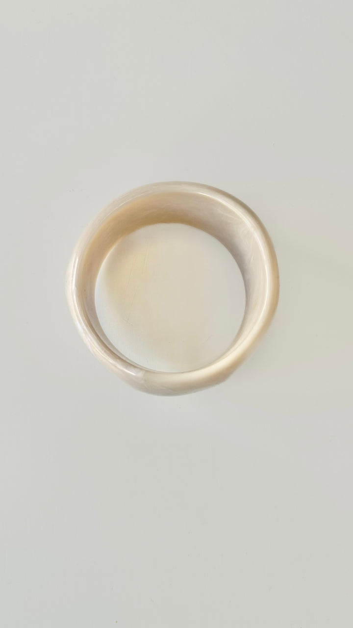 PULSERA BANGLE DE ACRILICO BLANCO HUESO