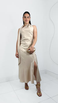 VESTIDO LARGO SATINADO SIN ESPALDA BEIGE