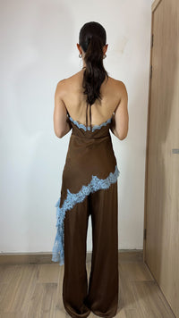 JUMPSUIT SATÍN CAFÉ CON ENCAJE AZUL