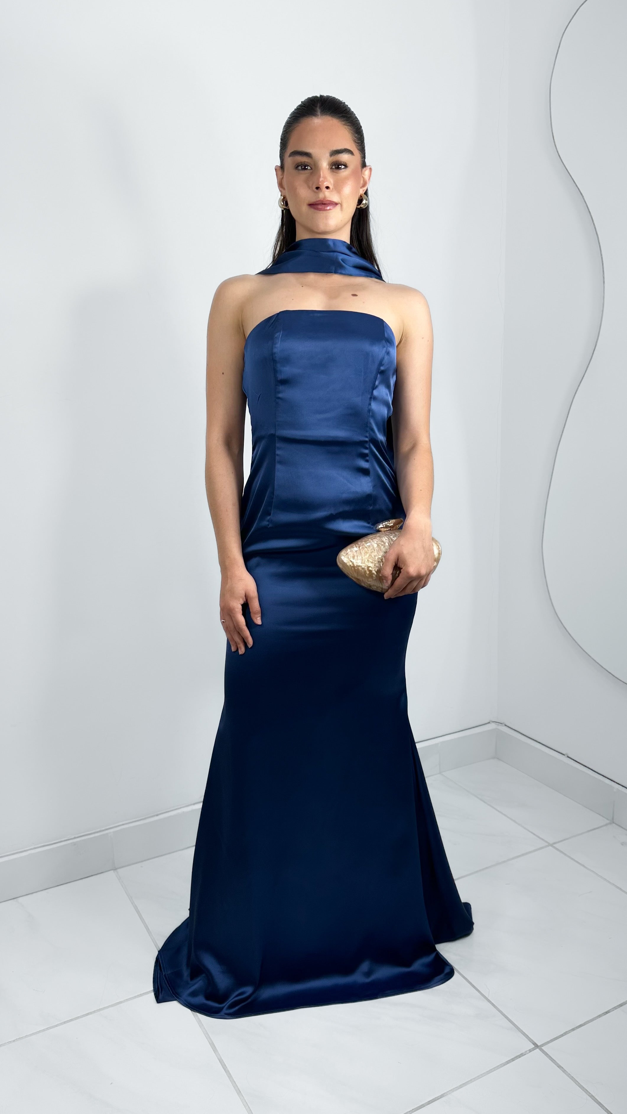 VESTIDO LARGO DE NOCHE SATINADO DETALLE CUELLO NAVY