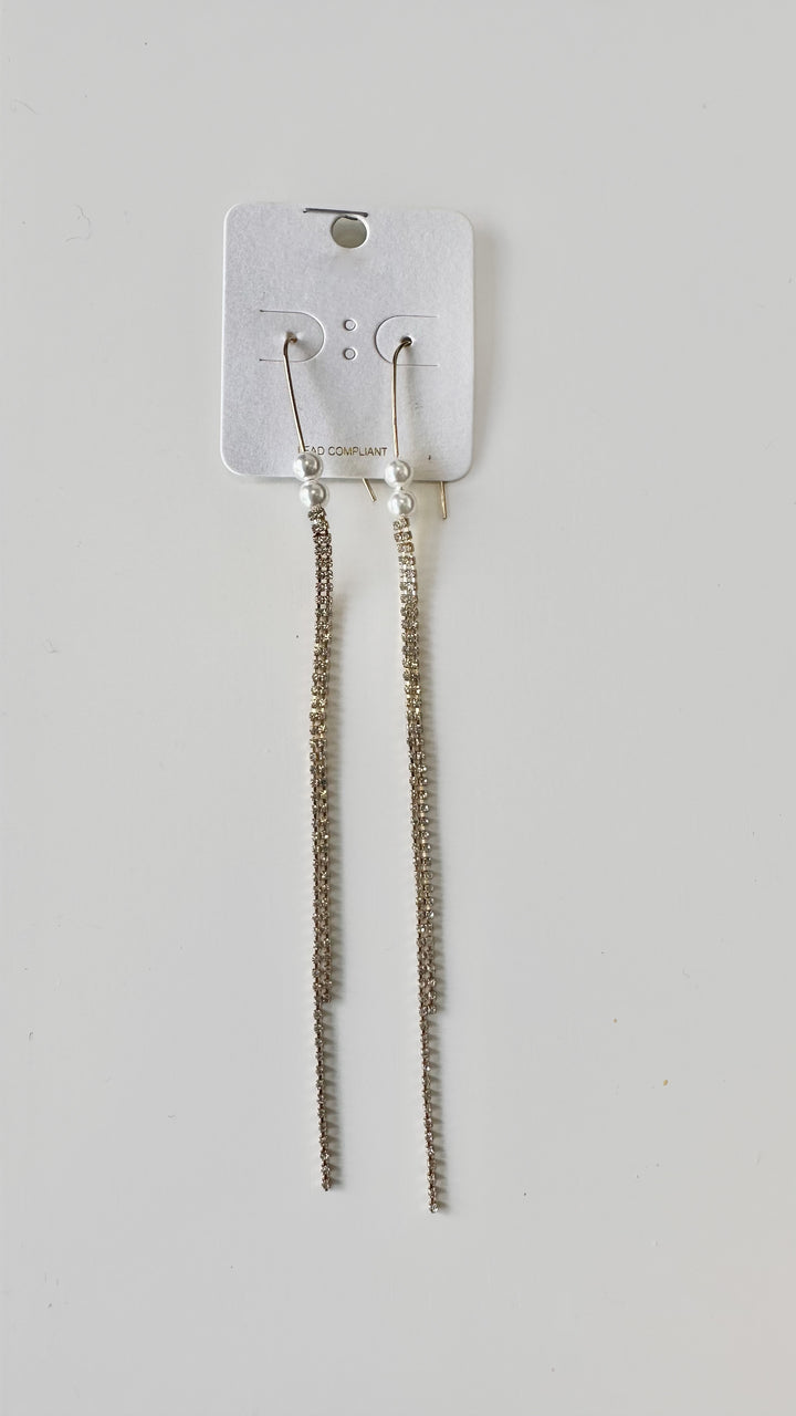 ARETES COLGANTES CON DETALLE DE PERLAS DORADOS