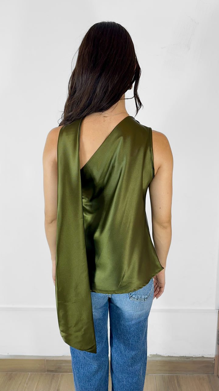 BLUSA SATINADA CON BUFANDA VERDE OLIVO