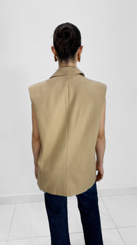 CHALECO TIPO BLAZER OVERSIZED CON HOMBRERAS BEIGE