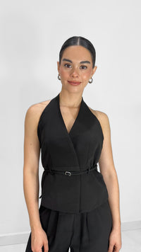 TOP HALTER CRUZADO CON CINTO NEGRO