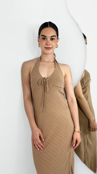 VESTIDO HALTER DE LINO RAYADO MOCHA