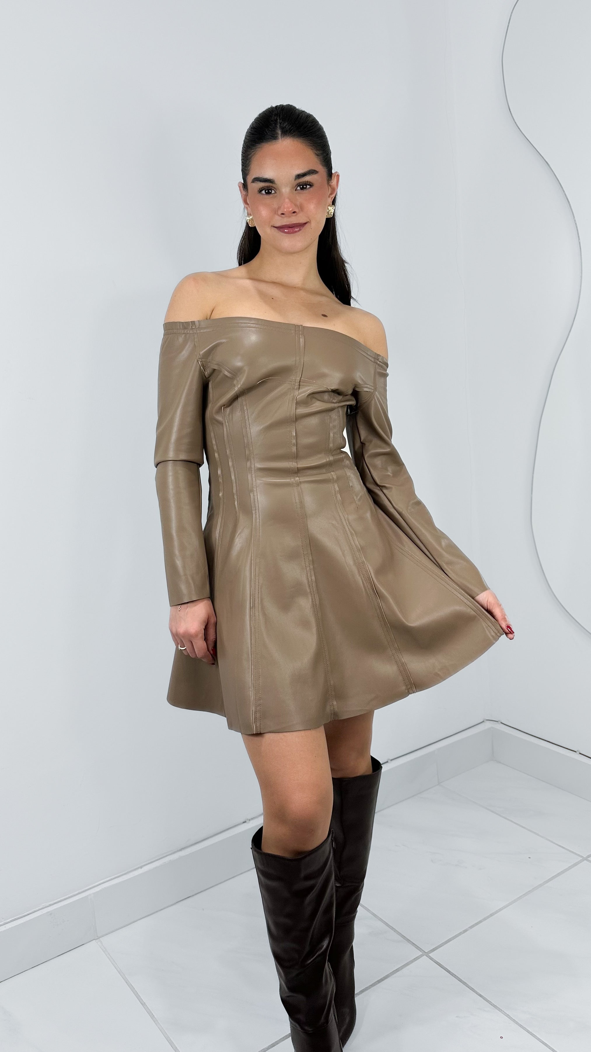 VESTIDO OFF SHOULDER VINIPIEL TAUPE
