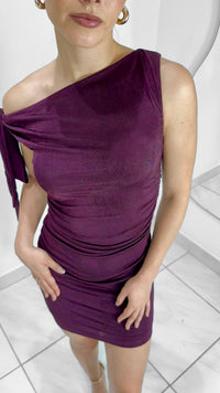 VESTIDO CORTO FRUNCIDO CON DETALLE DE LAZO EN HOMBRO PÚRPURA