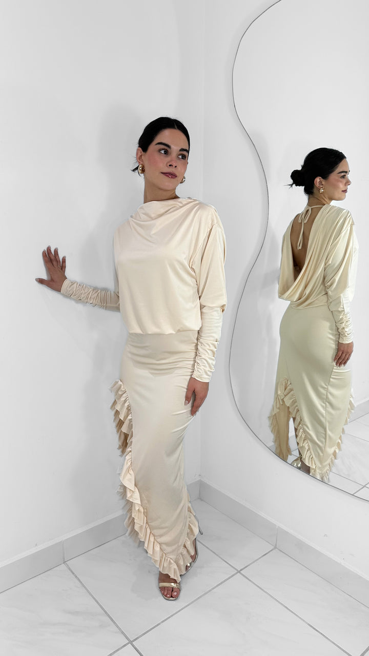 VESTIDO MAXI ASIMÉTRICO CON ESCOTE EN ESPALDA Y VOLANTES