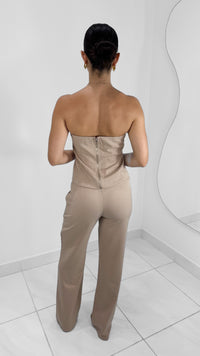 TOP TAUPE STRAPLESS LISO CON DETALLE DE PLIEGUE Y BOTONES DORADOS