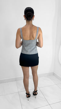 FALDA SHORT NEGRA CON ABERTURA PIERNA