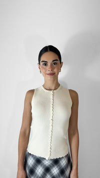 TOP RIB BOTONES SIN MANGA IVORY