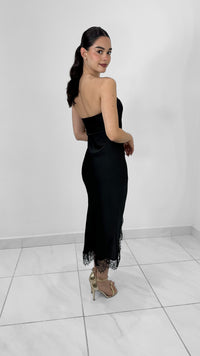 VESTIDO MIDI STRAPLESS DE SATIN Y ENCAJE NEGRO
