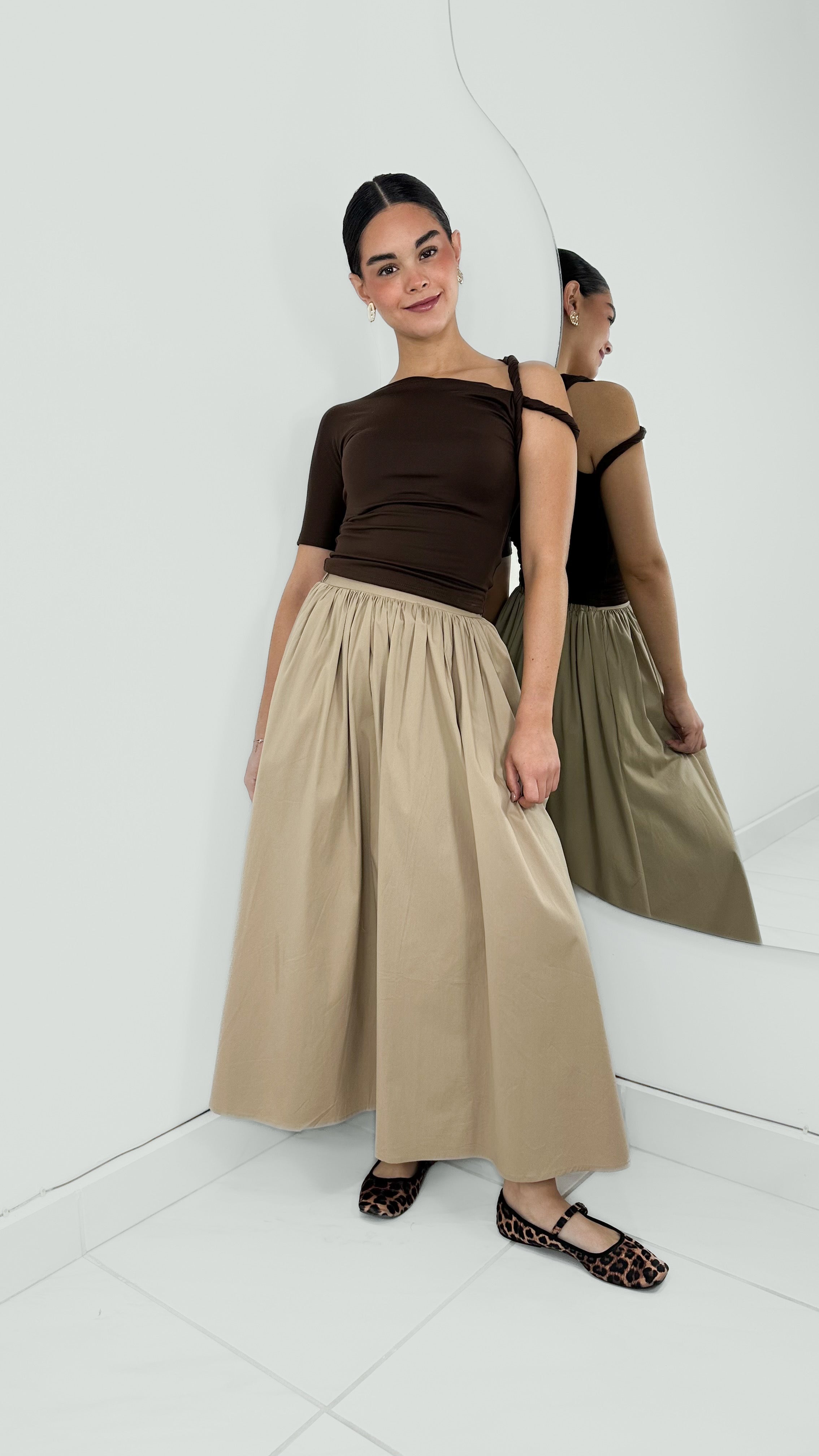 BLUSA DOBLE TELA UN HOMBRO TORCIDO BROWN