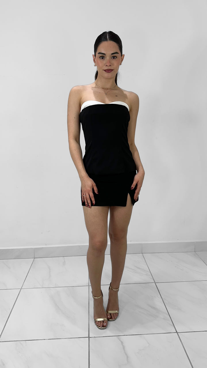 FALDA SHORT NEGRA CON APERTURA