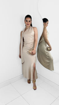 VESTIDO LARGO SATINADO SIN ESPALDA BEIGE
