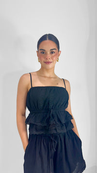 CONJUNTO BLUSA DE TIRANTES Y SHORT CON BORDADO NEGRO