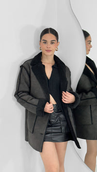 ABRIGO LARGO DE PIEL SINTÉTICO TICO CON PELUCHE POR DENTRO NEGRO