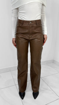 PANTALÓN LARGO DE PIEL CON ACABADO DESGASTADO CAFE OSCURO
