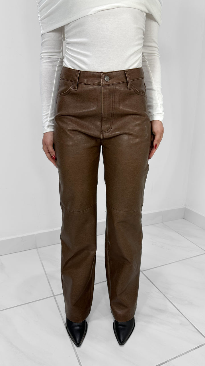 PANTALÓN LARGO DE PIEL CON ACABADO DESGASTADO CAFE OSCURO