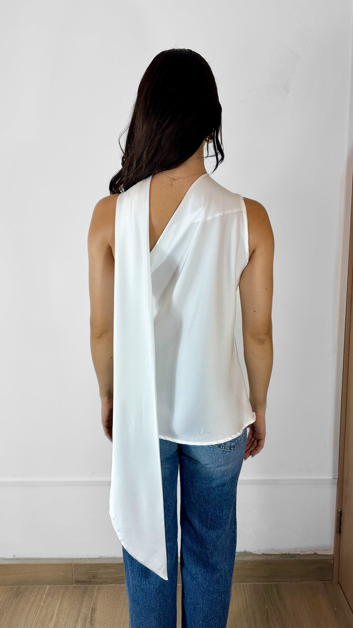 BLUSA SATINADA CON BUFANDA BLANCA
