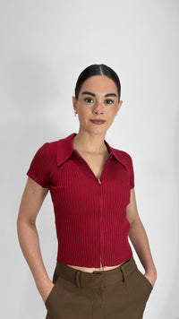 TOP DE PUNTO ROJO CON CIERRE FRONTAL