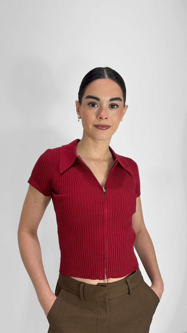 TOP DE PUNTO ROJO CON CIERRE FRONTAL