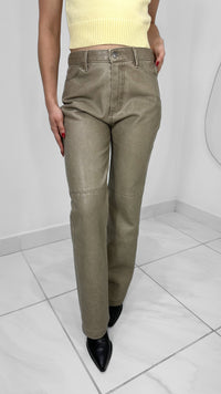 PANTALÓN LARGO DE PIEL CON ACABADO DESGASTADO TAUPE