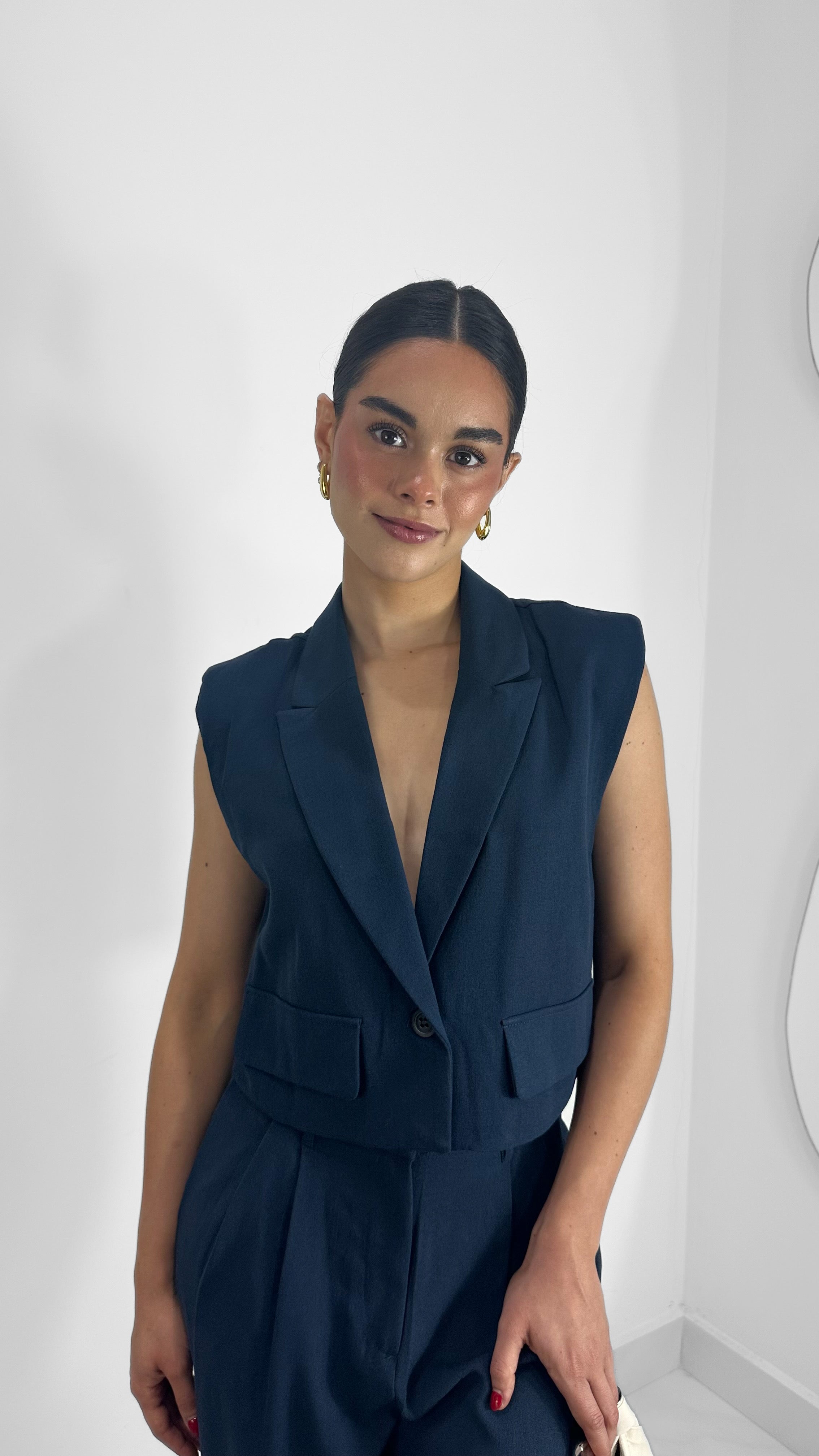 BLUSA TIPO CHALECO SIN MANGAS Y HOMBRERAS NAVY