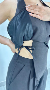 TOP HALTER CRUZADO CON CINTO NEGRO