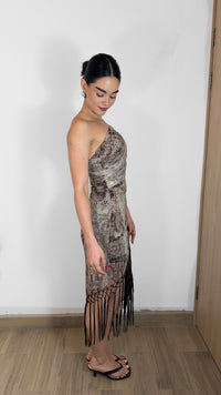 VESTIDO OFF SHOULDER CON ESTAMPADO Y FLECOS