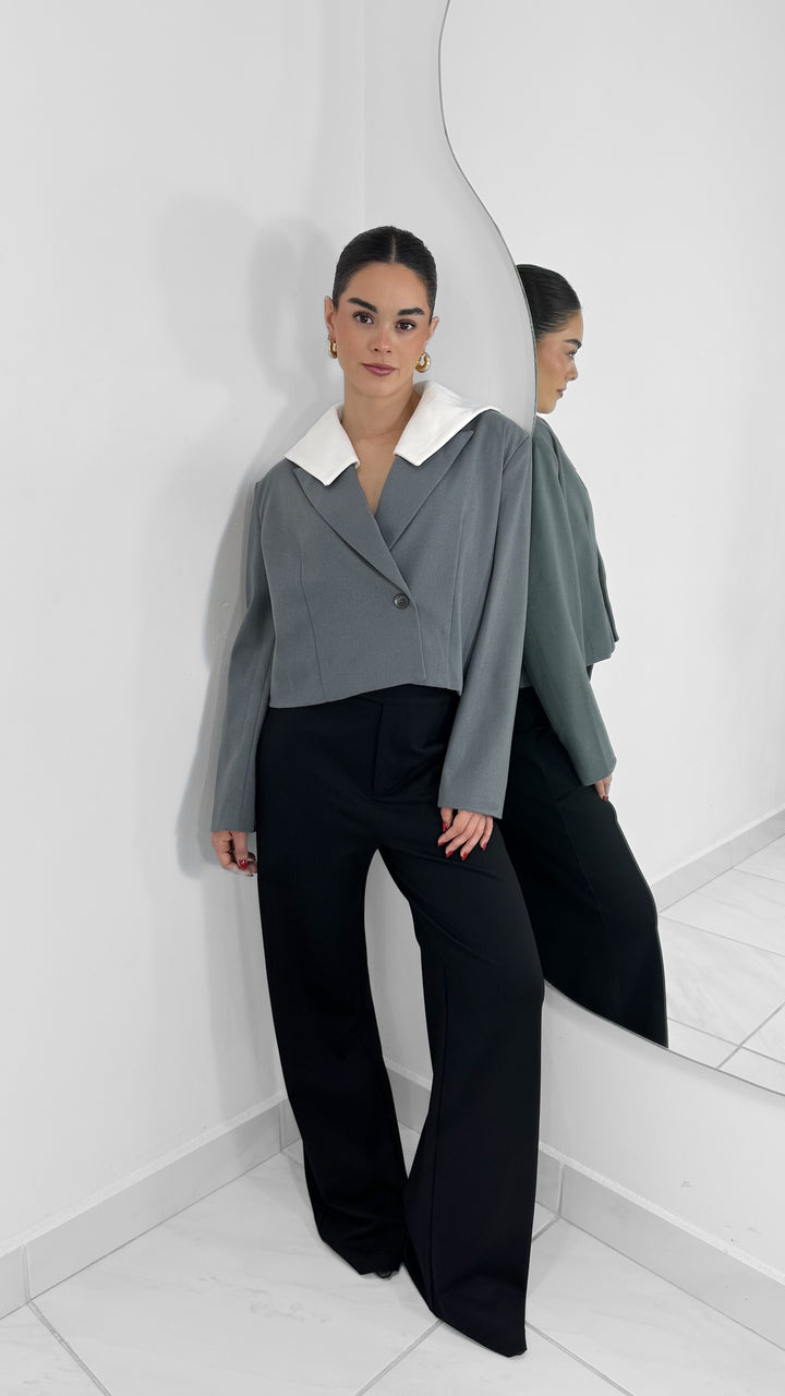 CROP BLAZER GRIS CON CUELLO ANCHO
