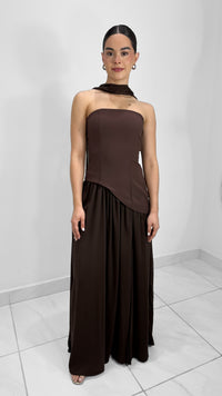 VESTIDO STRAPLESS LARGO CON BUFANDA CAFE