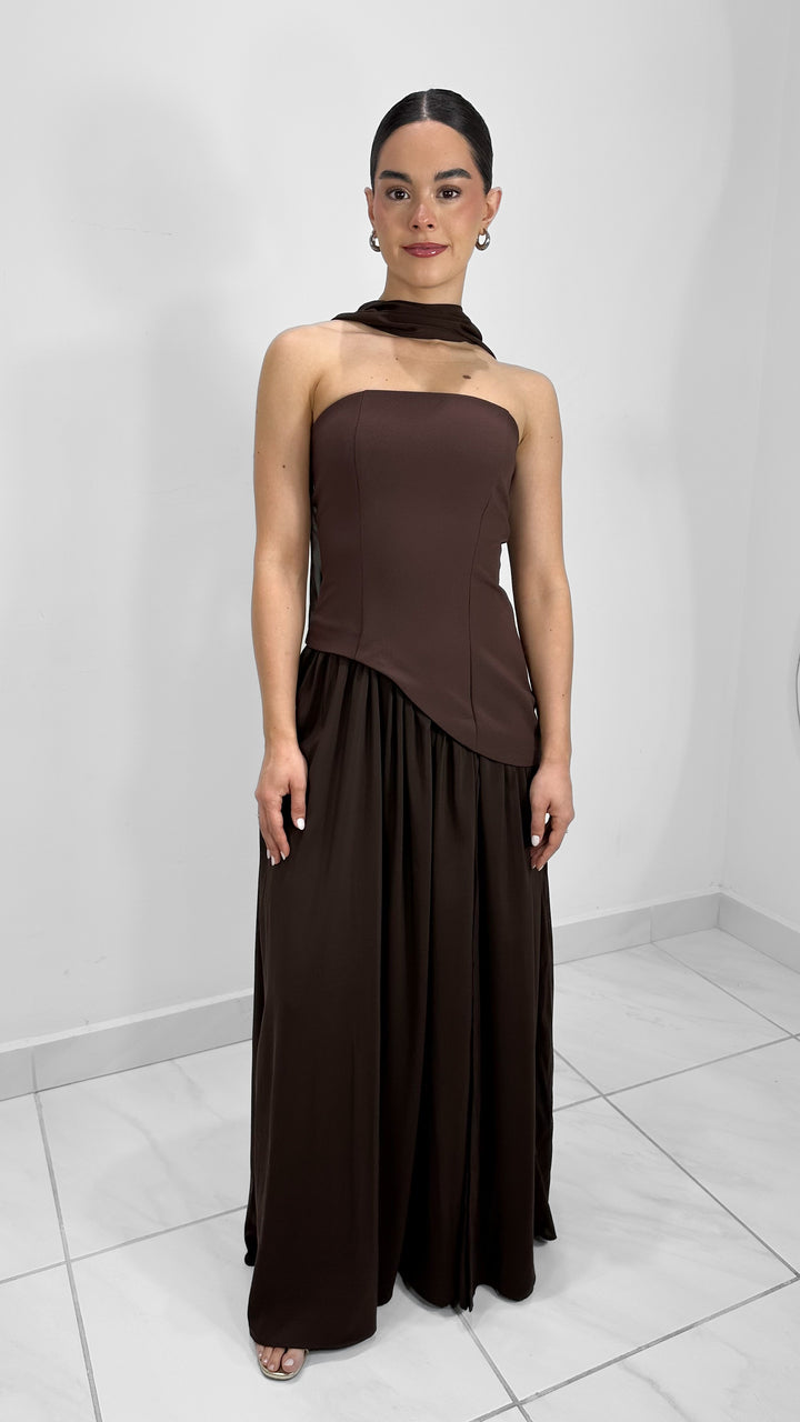 VESTIDO STRAPLESS LARGO CON BUFANDA CAFE