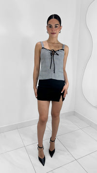 FALDA SHORT NEGRA CON ABERTURA PIERNA