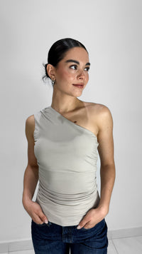 BLUSA ASIMETRICA DE UN HOMBRO GRIS