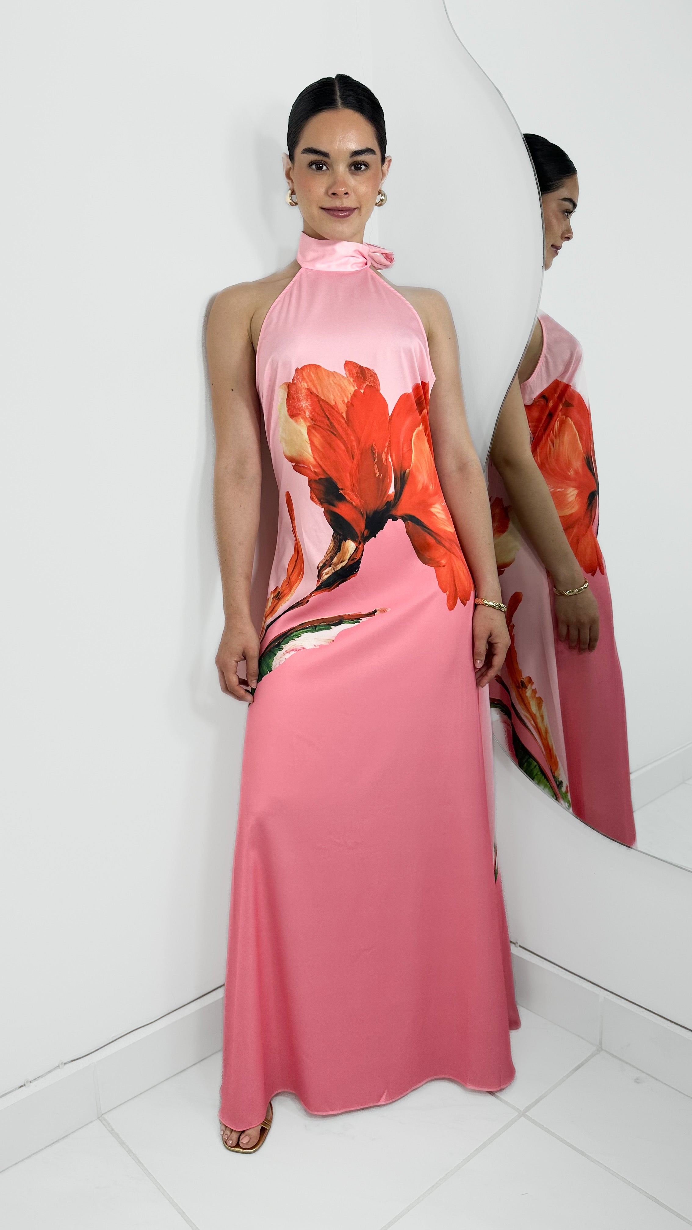 VESTIDO LARGO HALTER SATINADO BABY PINK EFECTO FLOR